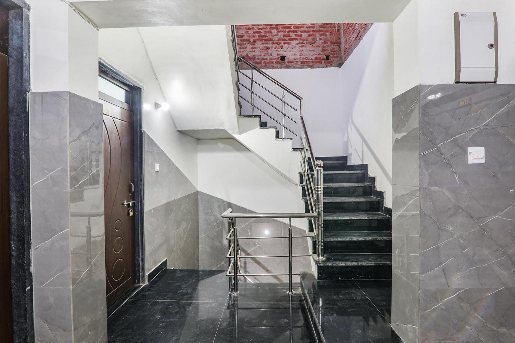 Fabexpress Milan Palace Ayodhya Exteriör bild